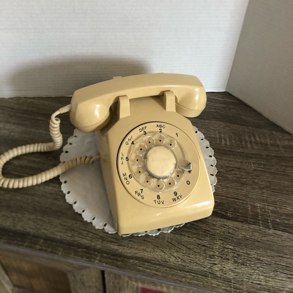Vintage Cream Rotary Telephone - Picture 2 of 8